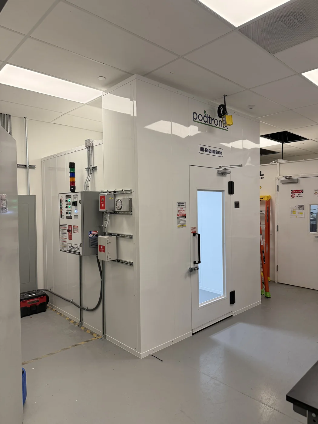 Compact extraction zone with exterior controls and gas detection display